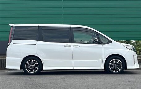 Toyota Noah III, 2021 год, 1 807 000 рублей, 4 фотография