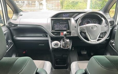 Toyota Noah III, 2021 год, 1 807 000 рублей, 8 фотография