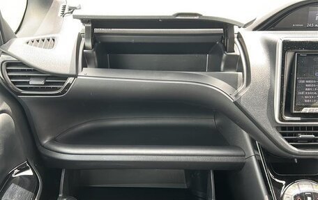 Toyota Noah III, 2021 год, 1 807 000 рублей, 14 фотография