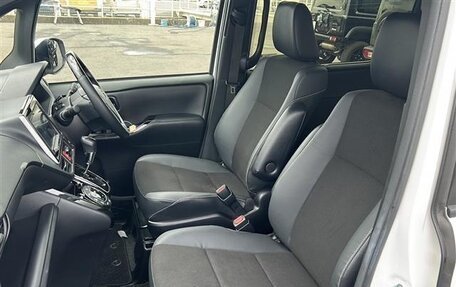 Toyota Noah III, 2021 год, 1 807 000 рублей, 16 фотография