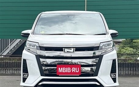 Toyota Noah III, 2021 год, 1 807 000 рублей, 2 фотография