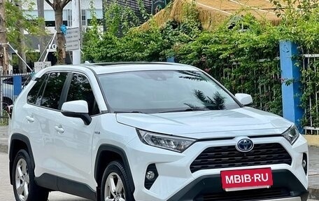 Toyota RAV4, 2022 год, 2 240 000 рублей, 3 фотография