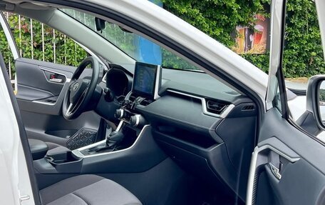 Toyota RAV4, 2022 год, 2 240 000 рублей, 9 фотография