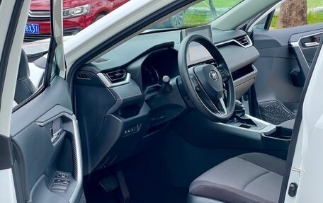 Toyota RAV4, 2022 год, 2 240 000 рублей, 4 фотография