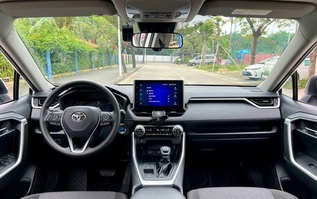 Toyota RAV4, 2022 год, 2 240 000 рублей, 5 фотография