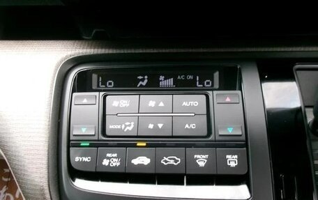 Honda Stepwgn IV, 2018 год, 1 370 000 рублей, 13 фотография