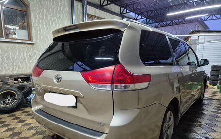 Toyota Sienna III, 2010 год, 1 600 000 рублей, 2 фотография