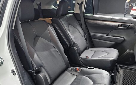 Toyota Highlander, 2023 год, 6 090 000 рублей, 12 фотография