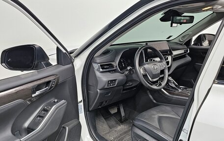 Toyota Highlander, 2023 год, 6 090 000 рублей, 15 фотография