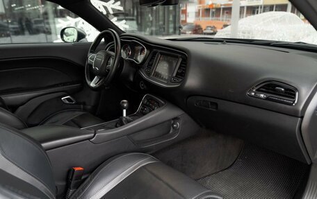 Dodge Challenger III рестайлинг 2, 2016 год, 4 850 000 рублей, 26 фотография