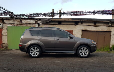 Mitsubishi Outlander III рестайлинг 3, 2010 год, 1 400 000 рублей, 2 фотография