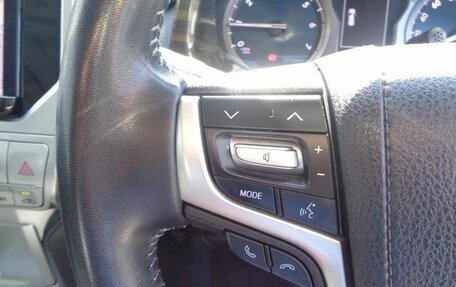 Toyota Land Cruiser Prado 150 рестайлинг 2, 2022 год, 3 350 000 рублей, 16 фотография