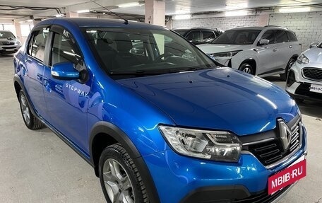 Renault Logan II, 2018 год, 985 000 рублей, 3 фотография
