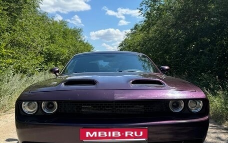 Dodge Challenger III рестайлинг 2, 2020 год, 2 500 000 рублей, 2 фотография