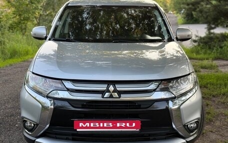 Mitsubishi Outlander III рестайлинг 3, 2017 год, 1 890 000 рублей, 2 фотография