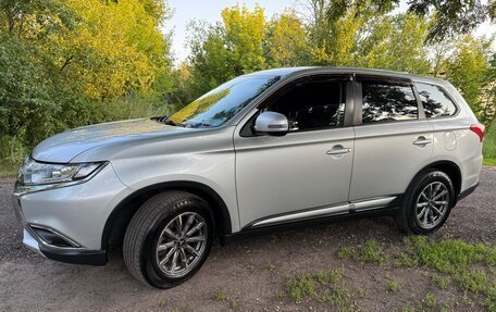 Mitsubishi Outlander III рестайлинг 3, 2017 год, 1 890 000 рублей, 24 фотография