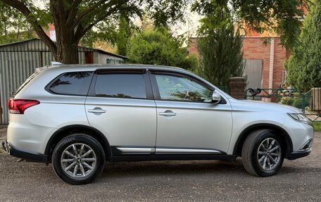 Mitsubishi Outlander III рестайлинг 3, 2017 год, 1 890 000 рублей, 25 фотография