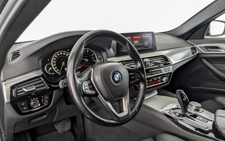 BMW 5 серия, 2019 год, 3 200 000 рублей, 16 фотография