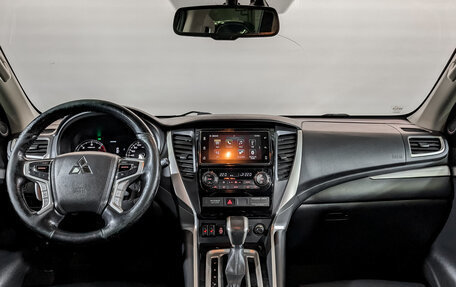 Mitsubishi Pajero Sport III рестайлинг, 2018 год, 2 500 000 рублей, 14 фотография