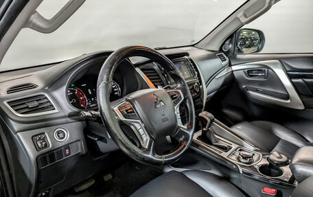 Mitsubishi Pajero Sport III рестайлинг, 2018 год, 2 500 000 рублей, 16 фотография