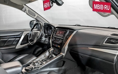 Mitsubishi Pajero Sport III рестайлинг, 2018 год, 2 500 000 рублей, 11 фотография