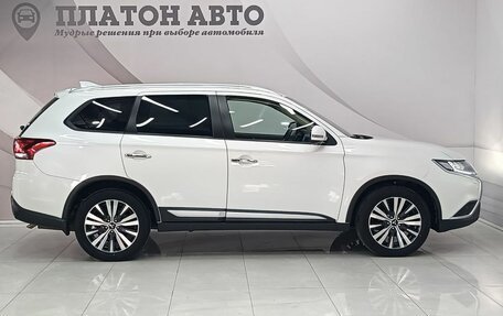 Mitsubishi Outlander III рестайлинг 3, 2021 год, 2 650 000 рублей, 4 фотография