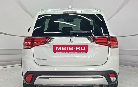 Mitsubishi Outlander III рестайлинг 3, 2021 год, 2 650 000 рублей, 6 фотография