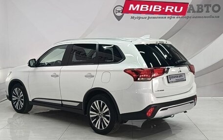 Mitsubishi Outlander III рестайлинг 3, 2021 год, 2 650 000 рублей, 7 фотография