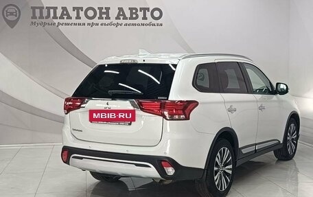 Mitsubishi Outlander III рестайлинг 3, 2021 год, 2 650 000 рублей, 5 фотография