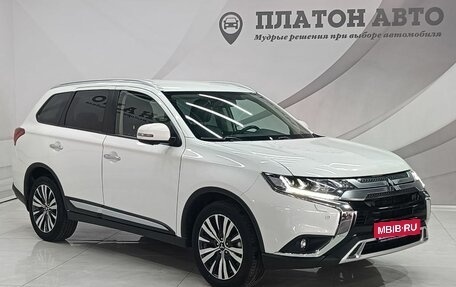 Mitsubishi Outlander III рестайлинг 3, 2021 год, 2 650 000 рублей, 3 фотография