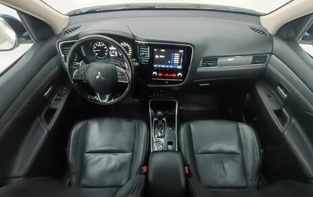 Mitsubishi Outlander III рестайлинг 3, 2021 год, 2 650 000 рублей, 9 фотография