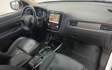 Mitsubishi Outlander III рестайлинг 3, 2021 год, 2 650 000 рублей, 10 фотография