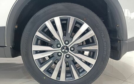 Mitsubishi Outlander III рестайлинг 3, 2021 год, 2 650 000 рублей, 19 фотография