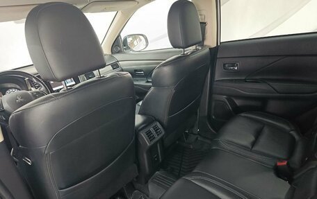 Mitsubishi Outlander III рестайлинг 3, 2021 год, 2 650 000 рублей, 16 фотография