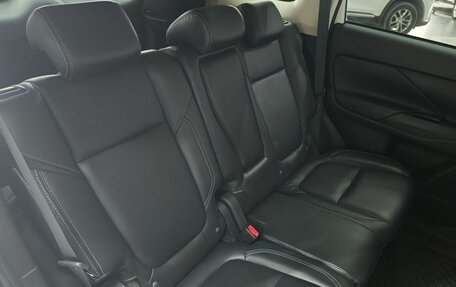 Mitsubishi Outlander III рестайлинг 3, 2021 год, 2 650 000 рублей, 17 фотография