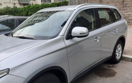 Mitsubishi Outlander III рестайлинг 3, 2014 год, 1 550 000 рублей, 2 фотография