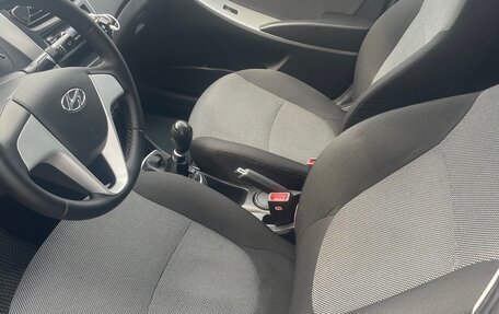 Hyundai Solaris II рестайлинг, 2012 год, 700 000 рублей, 9 фотография