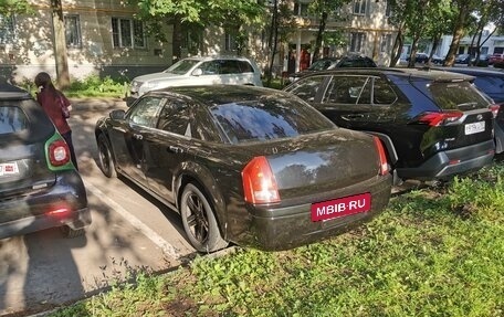 Chrysler 300C II, 2005 год, 650 000 рублей, 2 фотография