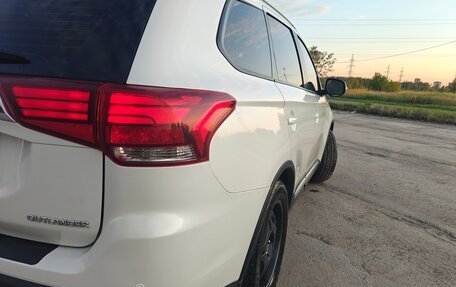 Mitsubishi Outlander III рестайлинг 3, 2017 год, 1 890 000 рублей, 12 фотография