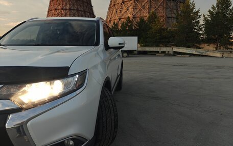 Mitsubishi Outlander III рестайлинг 3, 2017 год, 1 890 000 рублей, 13 фотография