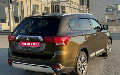 Mitsubishi Outlander III рестайлинг 3, 2020 год, 2 800 000 рублей, 3 фотография