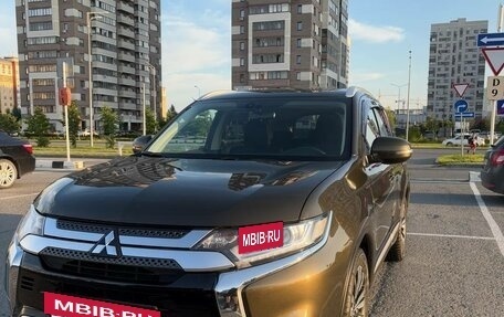 Mitsubishi Outlander III рестайлинг 3, 2020 год, 2 800 000 рублей, 2 фотография