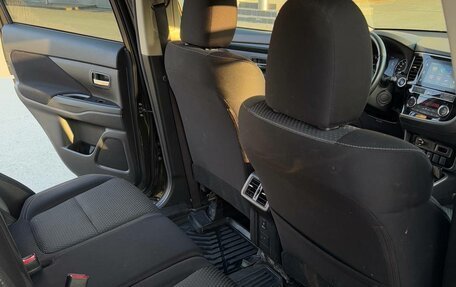 Mitsubishi Outlander III рестайлинг 3, 2020 год, 2 800 000 рублей, 10 фотография