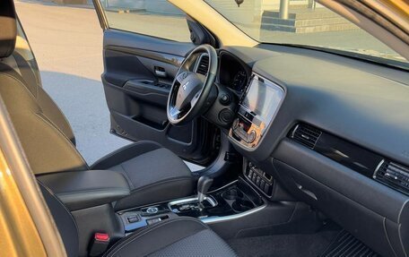 Mitsubishi Outlander III рестайлинг 3, 2020 год, 2 800 000 рублей, 9 фотография