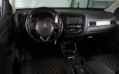Mitsubishi Outlander III рестайлинг 3, 2016 год, 1 799 000 рублей, 6 фотография