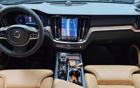 Volvo V60 II, 2021 год, 3 400 000 рублей, 14 фотография