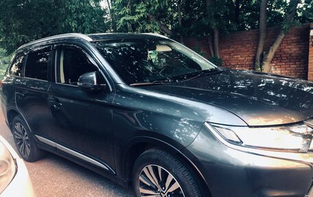 Mitsubishi Outlander III рестайлинг 3, 2019 год, 2 350 000 рублей, 3 фотография