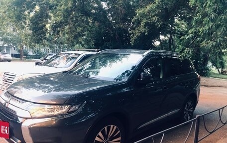 Mitsubishi Outlander III рестайлинг 3, 2019 год, 2 350 000 рублей, 2 фотография