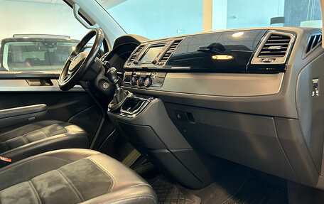 Volkswagen Multivan T6 рестайлинг, 2019 год, 4 600 000 рублей, 23 фотография