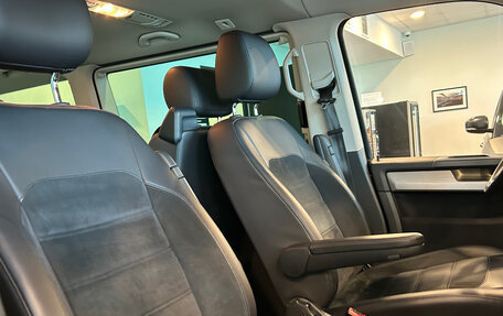 Volkswagen Multivan T6 рестайлинг, 2019 год, 4 600 000 рублей, 24 фотография